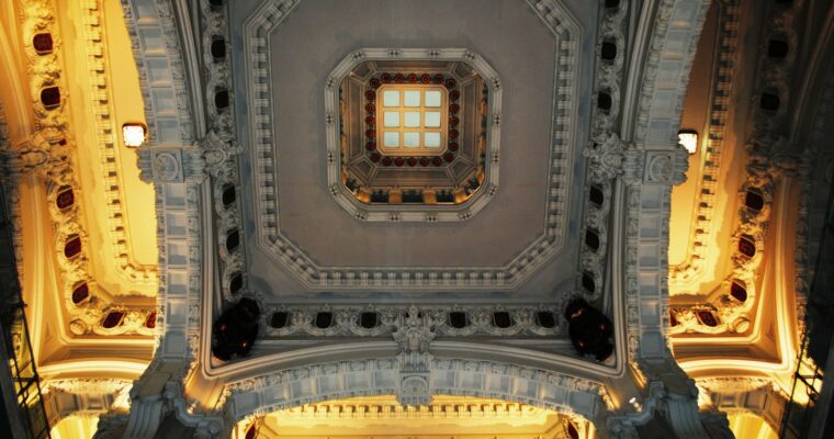 El majestuoso Palacio de Cibeles: Historia y arquitectura de un icono madrileño.