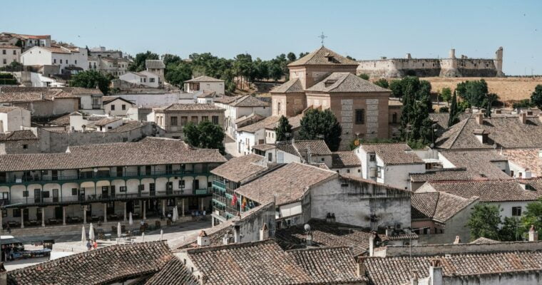 Descubre la belleza y encanto de Chinchón: guía turística completa