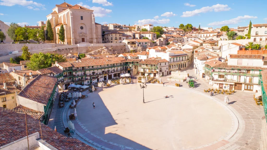 Descubre la belleza medieval de Chinchón, un pueblo con encanto en Madrid