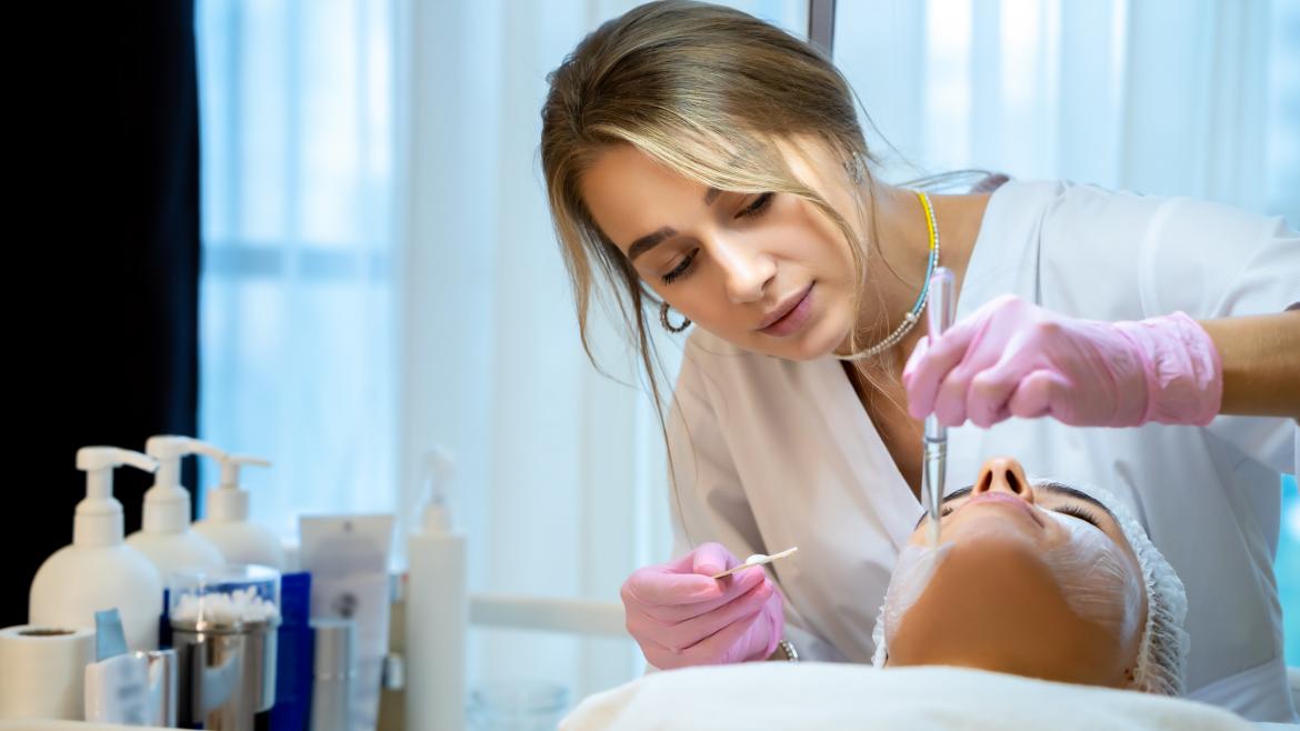 Clínicas estéticas en Madrid: Requisitos de personal y equipamiento certificado