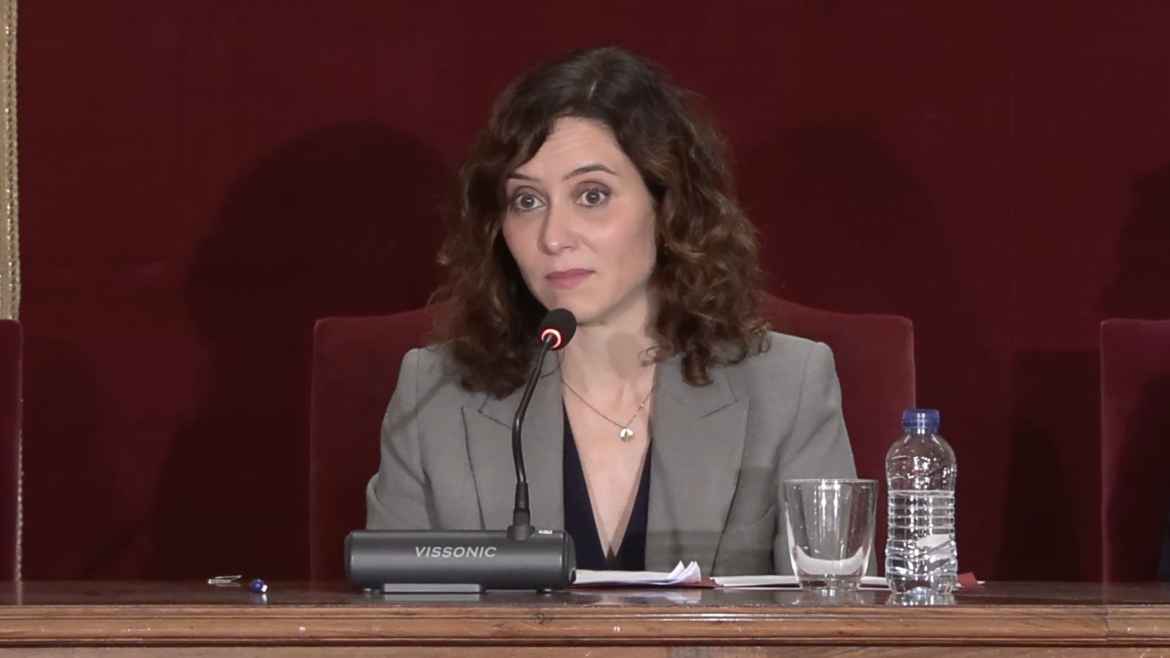 Díaz Ayuso revela la nueva obra de Ferrer-Dalmau en honor a la toma de Orán por las tropas del Cardenal Cisneros