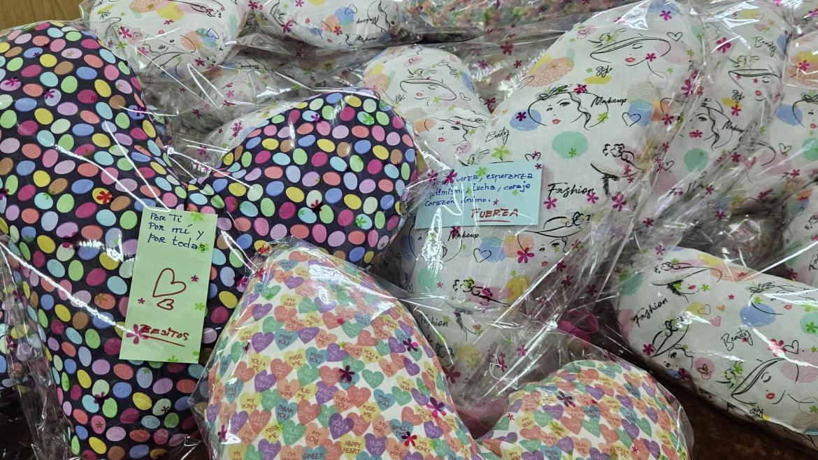 El Hospital público de Fuenlabrada se llena de solidaridad con la donación de 250 almohadas para pacientes oncológicos