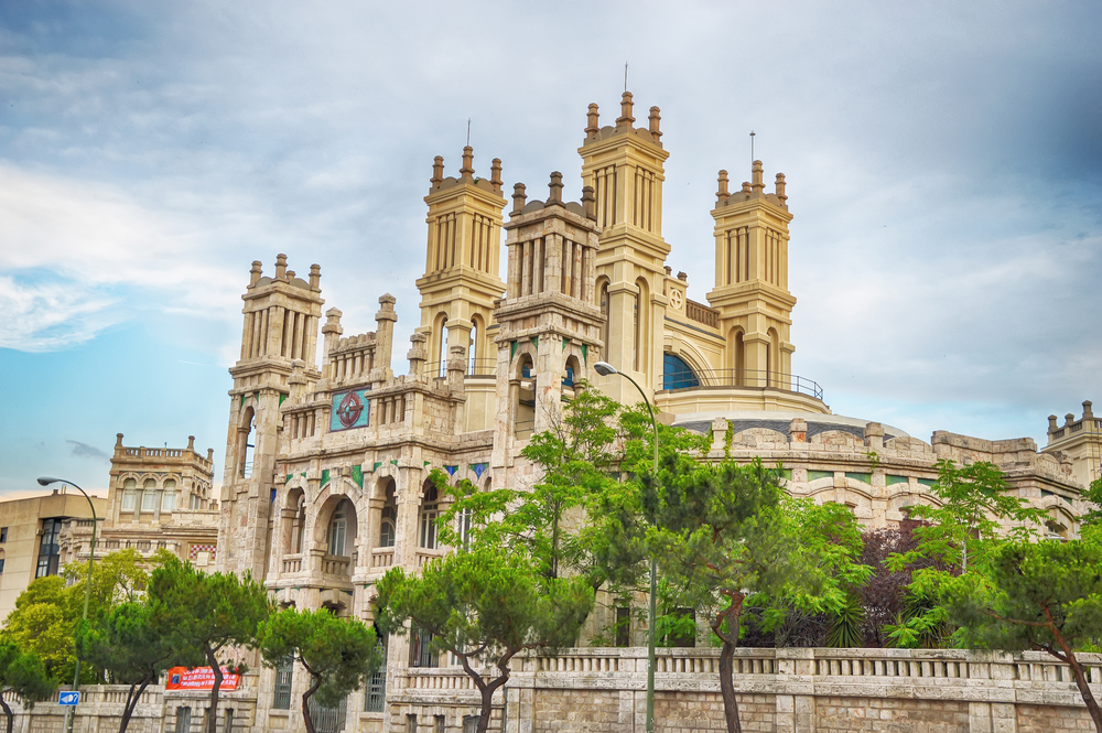 Descubre la belleza del emblemático Edificio Metrópolis en Madrid