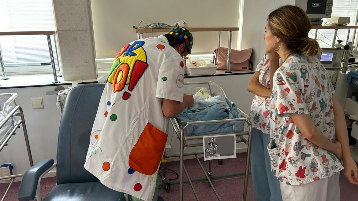 El ‘Doctor Sonrisas’ alegra la estancia de los niños ingresados en el Hospital Universitario de Fuenlabrada
