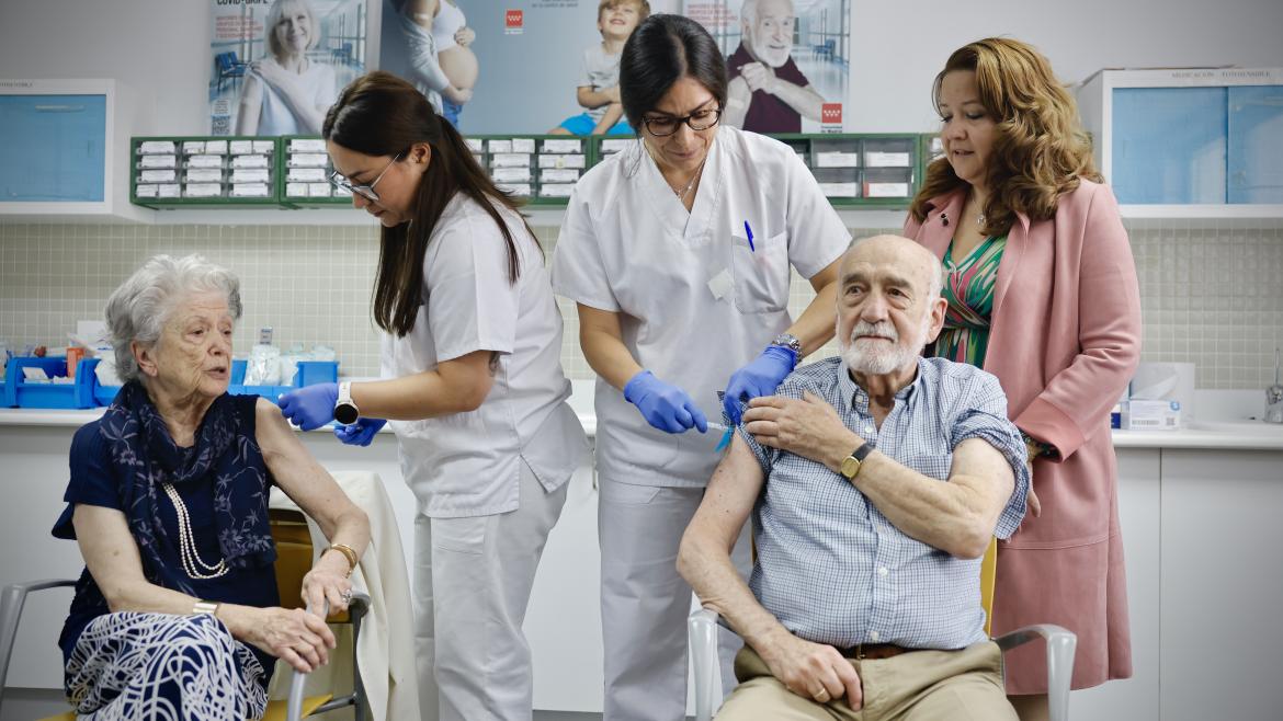 Vacunación masiva contra gripe y COVID-19 en centros de salud, hospitales y residencias: La Comunidad inicia la campaña de inmunización