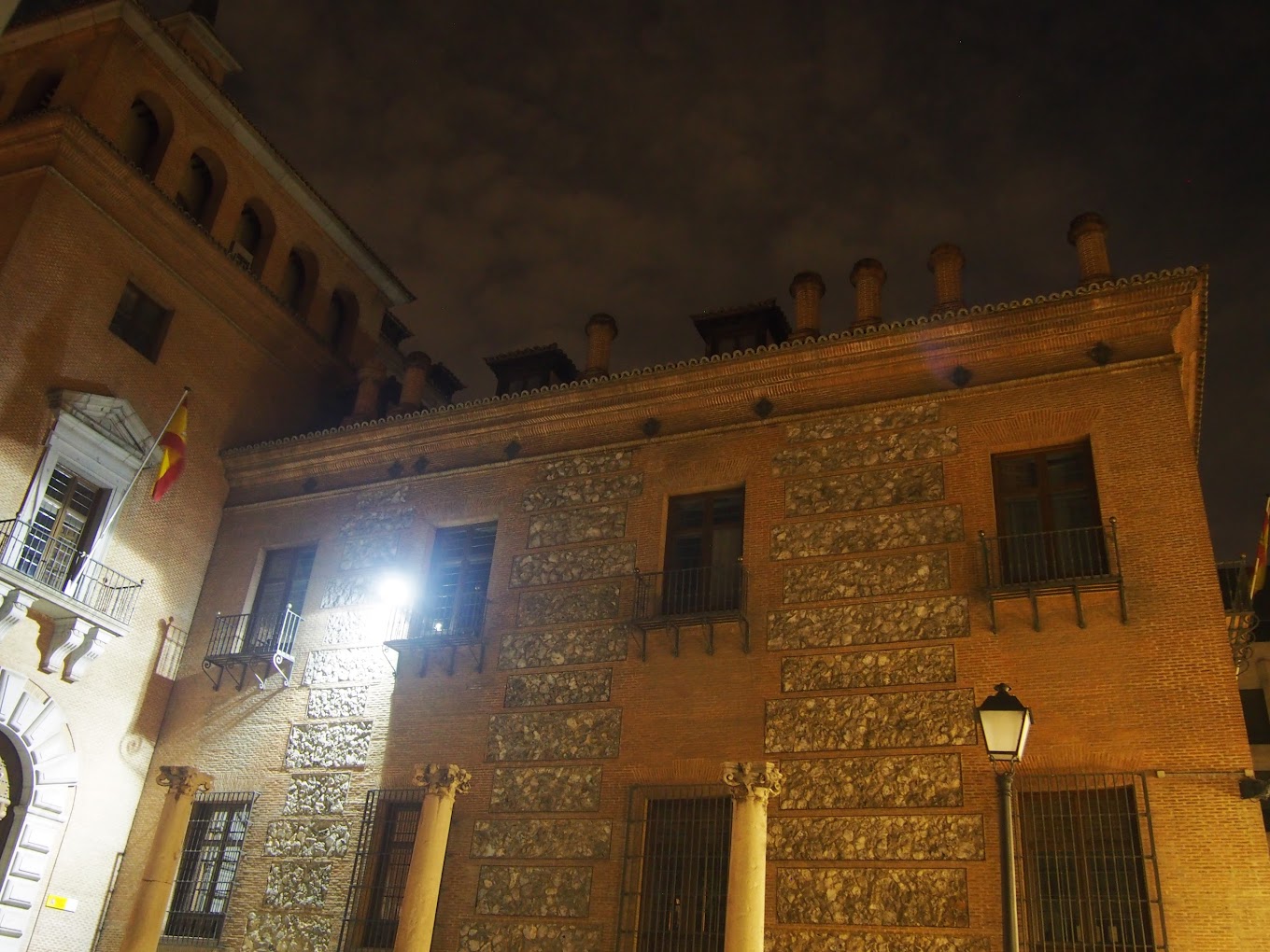 Casa de las Siete Chimeneas: Historia y encanto en el corazón de Madrid