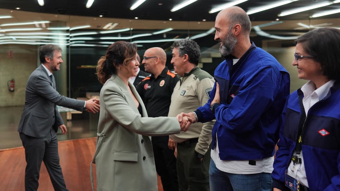 Ayuso agradece la labor excepcional de profesionales y voluntarios madrileños en Valencia durante la DANA