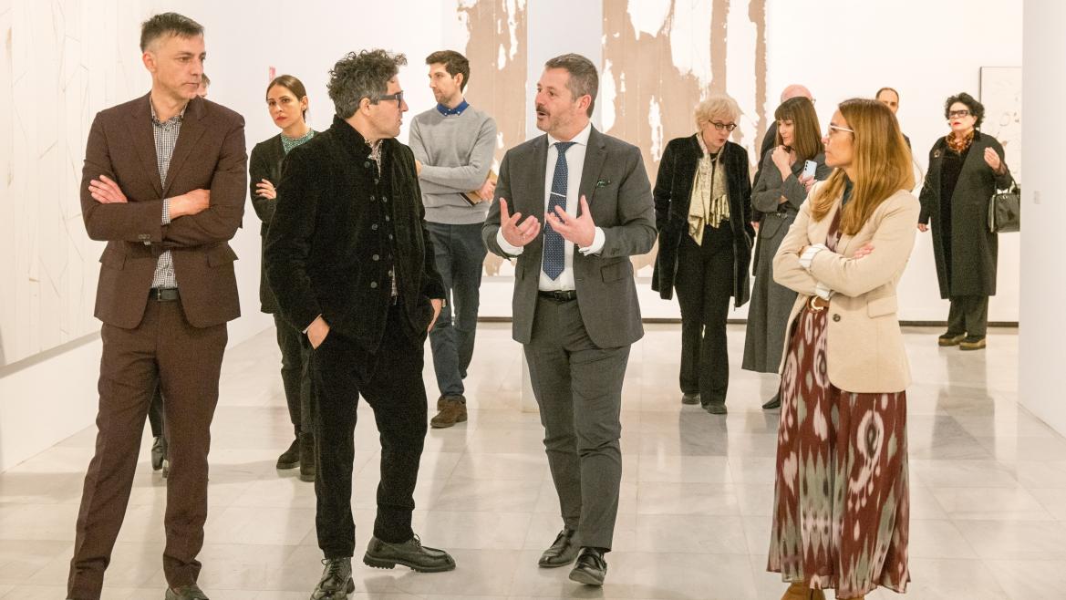 Descubre la exposición de Secundino Hernández: un viaje al universo artístico de Madrid