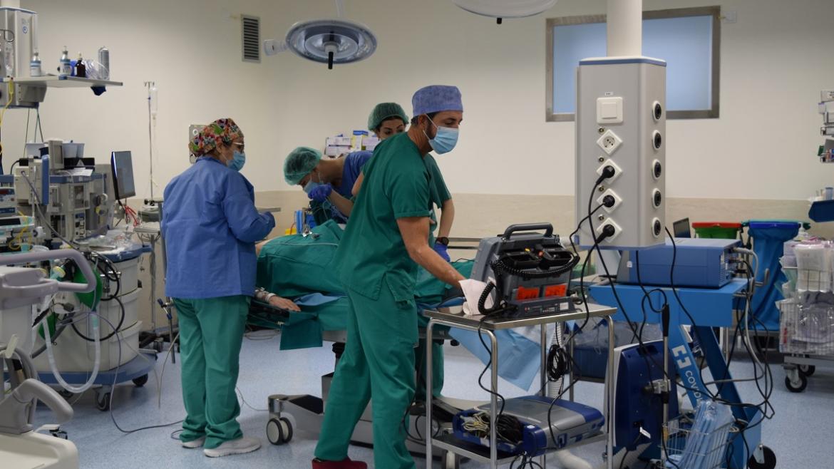 «Exitoso implante de resincronizador con desfibrilador en el Hospital público Infanta Sofia» – Título SEO