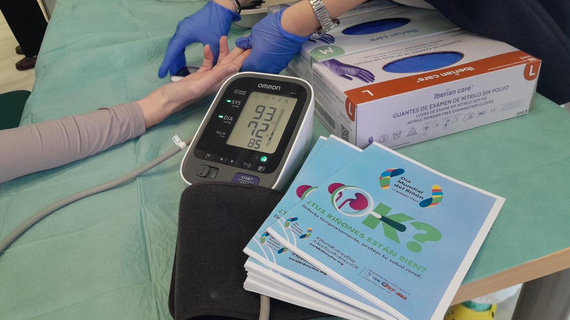 Celebración del Día Mundial del Riñón en el Hospital público de La Princesa: tomas de tensión arterial y actividades lúdicas para pacientes en diálisis