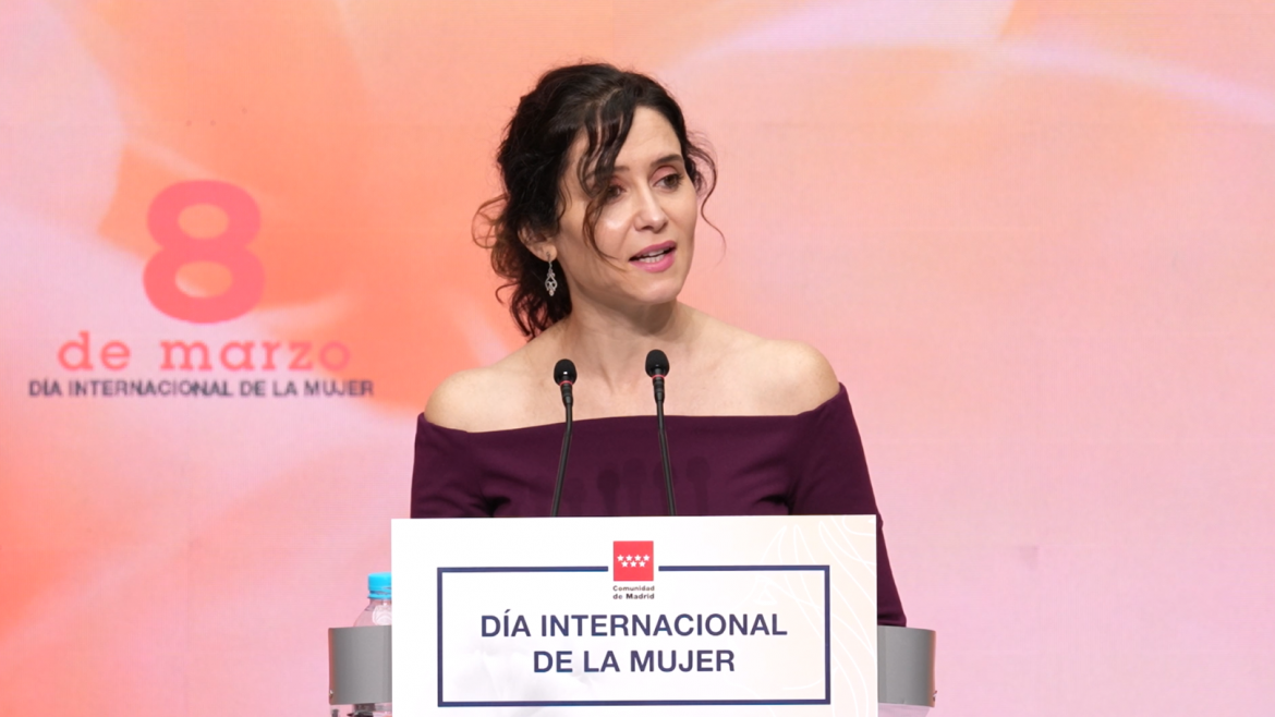 Díaz Ayuso entrega los Reconocimientos 8 de marzo: Celebrando la importancia de la mujer en la sociedad actual